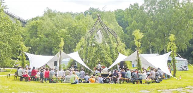 Besinnung und Innehalten außerhalb des Festtrubels: In der Löbauer Weidenkirche können Besucher Andachten und Konzerte erleben – beispielsweise am Sonnabend 13 Uhr mit Horst Seel von der Elim-Gemeinde Löbau. © Gemeinde Besinnung und Innehalten außerhalb des Festtrubels: In der Löbauer Weidenkirche können Besucher Andachten und Konzerte erleben – beispielsweise am Sonnabend 13 Uhr mit Horst Seel von der Elim-Gemeinde Löbau. © Gemeinde