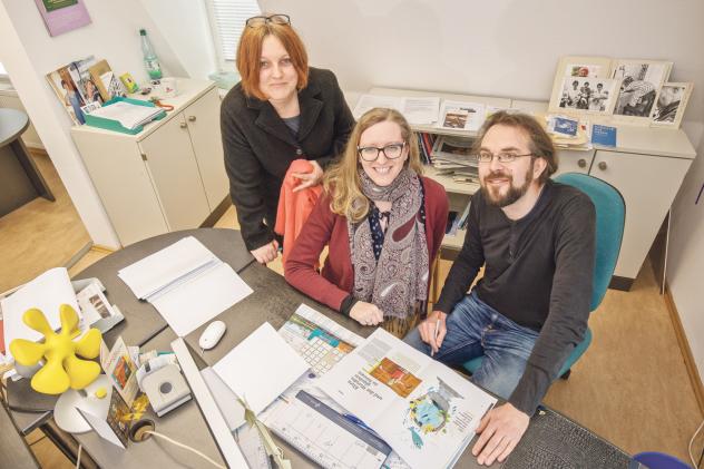 Die Macher des FamilienSONNTAGs (v. l.): Anja Haß gestaltet das Magazin, Karola Richter sorgt für Sercive-Informationen und Andreas Roth schreibt die Haupttexte und trägt die redaktionelle Verantwortung. Foto: Jan Adler Die Macher des FamilienSONNTAGs (v. l.): Anja Haß gestaltet das Magazin, Karola Richter sorgt für Sercive-Informationen und Andreas Roth schreibt die Haupttexte und trägt die redaktionelle Verantwortung. Foto: Jan Adler