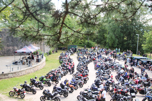 Etwa 250 Zweiräder standen zum Gottesdienst auf der Naturbühne. 