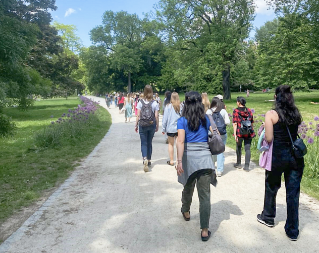 Unter dem Motto »Girls Talking & Walking« (»Junge Frauen reden und wandern«) gehen in zahlreichen deutschen Städten Frauen gemeinsam spazieren – wie hier in Frankfurt am Main. © epd-Bild/Vivien Eller