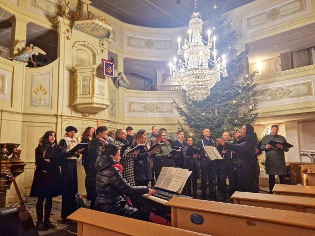 Der ökumenische deutsch-tschechische Chor »Polyhymnia« bei seinem Benefizkonzert im Dezember in der Kirche Friedersdorf bei Löbau. © Andreas Herrmann