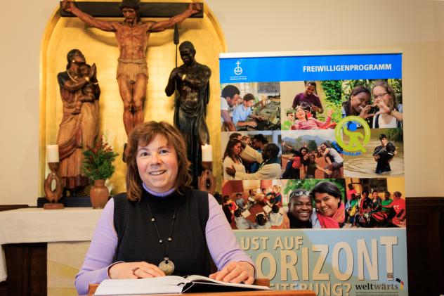 Pfarrerin Annette Kalettka steht in der Kapelle des Leipziger Missionswerkes. Sie ist die erste Direktorin des Werkes und zugleich Referentin für den Bereich Asien/Pazifik.