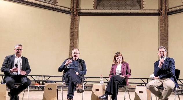 Moderiert von Bastian Wiezioch (l.) diskutierten (v.r.): Alexander Deeg, Julia Reuschenbach und Nils Franke in der Lutherkirche Leipzig. © Linn Manegold