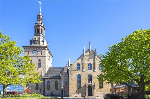 Der Osloer Dom ist die Kathedrale der evangelisch-lutherischen Kirche in Norwegen. Mitte des 19. Jahrhunderts wurde er nach Plänen deutscher Architekten erbaut. © stock.adobe.com/orpheus26