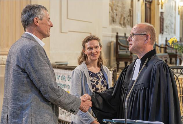 Verabschiedung in der Nikolaikirche Leipzig im Rahmens des Friedensgebets (v. l.): Michael Zimmermann (Friedensbeauftragter), Helena Funk (Beauftragte für den Kirchlichen Entwicklungsdienst), Dr. Thilo Daniel. © U. Winkler