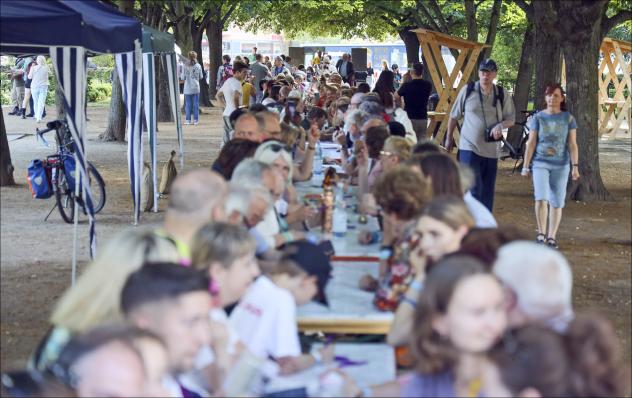 Tischgespräche: Unter dem Motto »Nichts kann uns trennen« gab es Andachten, Diskussionen, einen Orgelmarathon und eine Abendessen-Tafel. Sie erstreckte sich vom Stadtzentrum Frankfurts bis zum Oderufer.