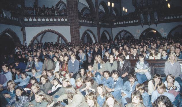 Legendäre Bluesmesse in der Ost-Berliner Auferstehungskirche, zu der 7000 Menschen strömten (1986). Die Bluesmessen begannen vor 45 Jahren in der Samariterkirche. © Bundesstiftung Aufarbeitung – Eastblockworld