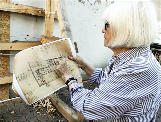 Liane Kümmerl mit dem Grundriss des Gemeindehau- ses mit Synagoge in Plauen, wo die Synagoge stand. Die Außenmauer ist eindeutig erkennbar. © Petra Steps