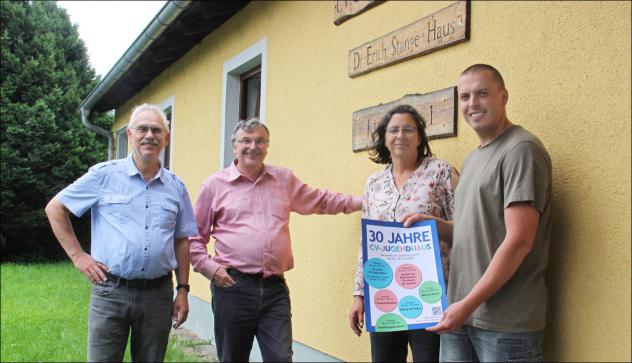 Der CVJM Oberlichtenau mit (v. l.) Vereinsvorsitzendem Uwe Schirrmeister und Maik, Susanne und Georg Förster.
