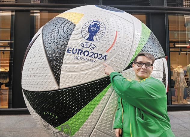 Am Ball für andere Menschen: Katharina ­Dirbas-Wolf hilft zur Fußball-Europameisterschaft in Leipzig als Freiwillige Helferin.