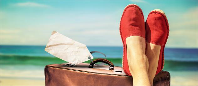 Urlaub, Ferien, Strand, Füße, rote Schuhe