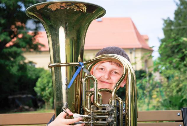 Die Tuba ist das Instrument des Jahres 2024. Der 11-jährige Franz-Josef aus Kitzscher spielt es seit der vierten Klasse und war damit auch jüngst beim Posaunentag in Hamburg. In seiner Familie bläst jeder ein Instrument. © Uwe Winkler