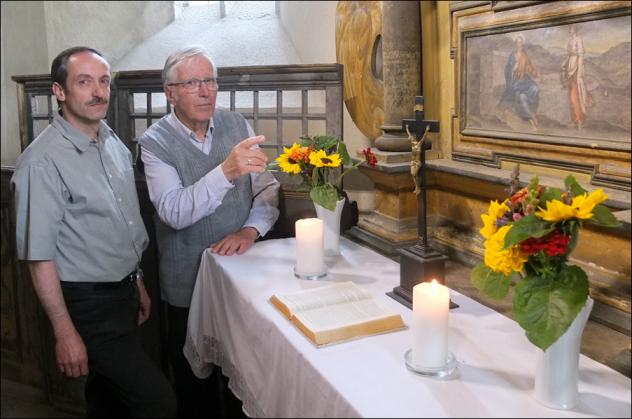 Martin Kühne (links) und dessen Vater, Pfarrer Hans-Jochen Kühne, am Altar der Kamenzer Katechismuskirche. © Tomas Gärtner