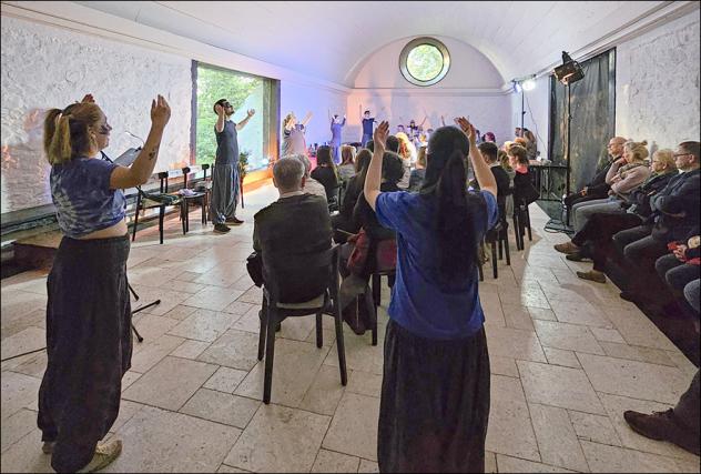 Die Theaterwerk- statt Muldental führte das klassi- sche Theaterstück Antigone von Sophokles modern auf und begeisterte die Zuschauer in der Pfarrscheune Nerchau. © Astrid Sonntag