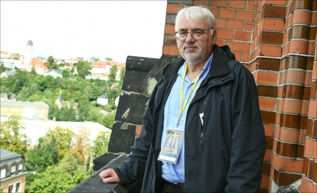 Er hatte den Überblick über den Kirchenbezirk Aue: Superintendent Dieter Bankmann – hier beim Tag der Sachsen 2023 auf dem Turm seiner Kirche St. Nicolai in Aue – geht nach sieben Jahren im Amt in den Ruhestand. © Steffen Giersch