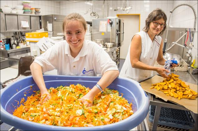 240 Gäste wollen auch verpflegt sein: Cora Krumpfer und Heike Schönherr (v. l.) zählen zum Team in der Küche. Für die Versorgung sind sowohl hauptamtlich Angestellte als auch ehrenamtlich Tätige zuständig. © Jan Görner