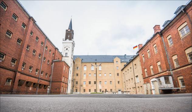 Im Hof des früheren Frauengefängnisses in Stollberg-Hoheneck soll im August ein Freiluft-Gottesdienst mit Peter Hahne stattfinden. Dagegen gibt es Kritik. © Georg Ullrich Dostmann