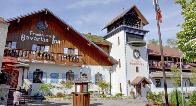 Weiß-blaues Idyll: Das Restaurant »Bavarian Inn« in bayerischem Flair in Frankenmuth in der Nähe von Detroit in den USA. Hier kann man essen und trinken wie im Hofbräuhaus. © epd-bild/Mirjam Rüscher