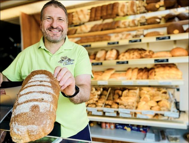 Bäckermeister Johannes Petzold mit einem Mischbrot der Bäckerei Tauscher in Thalheim: Mit je 50 Cent wird ein besonderes Kindergartenprojekt unterstützt. © Anna Neef