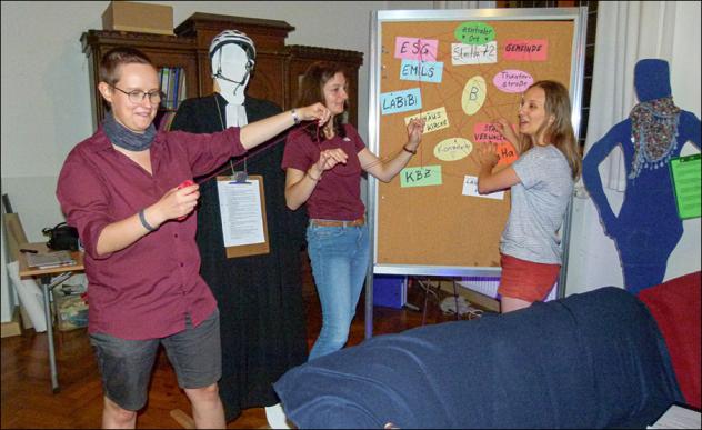 Abschiedsfest der ESG mit Theaterstück über die Haus-Optio- nen – mit Dr. Inka Schmitz, Anne Schwesinger, Svenja Schürer (v. l.). © K. Weyandt