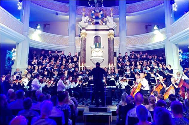 Aufführung des Oratoriums »The Armed Man: A Mass For Peace« von Karl Jenkins in der gut besuchten Kirche Auerbach. © Kirchgemeinde