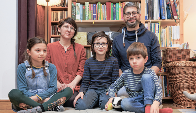 Mireille und Christoph Halbich haben ihren Kindern zum Teil biblische Vornamen gegeben (v. l.): Mona, Adam und Jakob. © Uwe Winkler