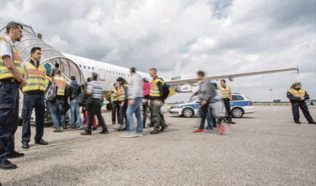 Die Bundespolizei vollzieht Abschiebungen von Ausländern an deutschen Flughäfen. Am Standort Leipzig/Halle beobachtet seit 2022 eine Mitarbeiterin der Diakonie Leipzig die Vorgänge, fragt nach und dokumentiert. © Bundespolizei