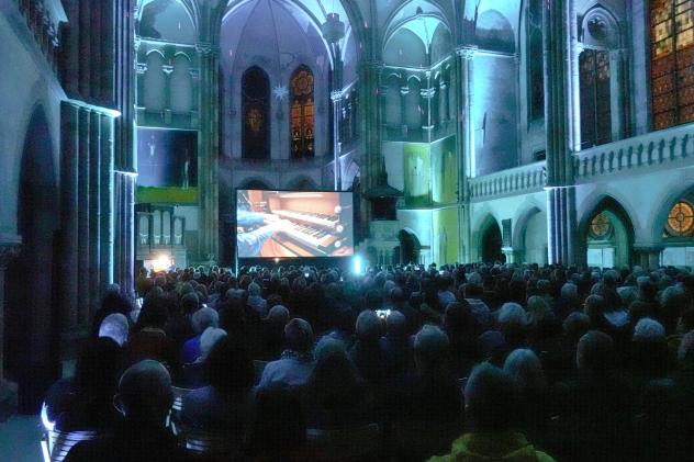 Wucht und Wonne: Pop-Organist Nico Wieditz brachte bei seiner Orgelshow »Kult-Tour 2024/25« in der Leipziger Peterskirche 700 begeisterte Gäste zum Tanzen.