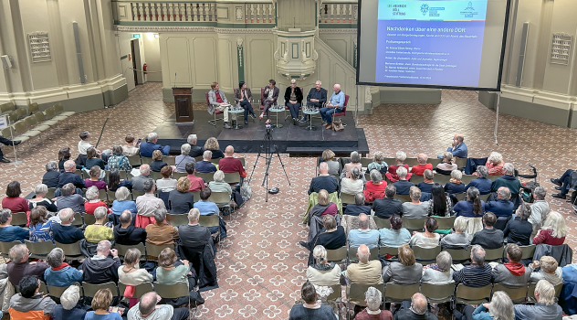 35 Jahre danach versammelten sich einige Akteure von damals am gleichen Ort in der Französischen Friedrichstadtkirche in Berlin: Christine Lieberknecht, Werner Krätschell, Konrad Elmer-Herzig und Joachim Heise © Willi Wild