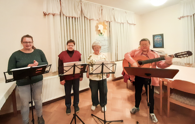 »Chörli« bei der Probe in Erlbach. Der nächste Auftritt ist am 3. November um 9.30 Uhr in Erl- bach vorgesehen. Dann gestalten die Frauen den Gottesdienst im Pfarrhaus Erlbach musikalisch mit. © Alexandra Blei