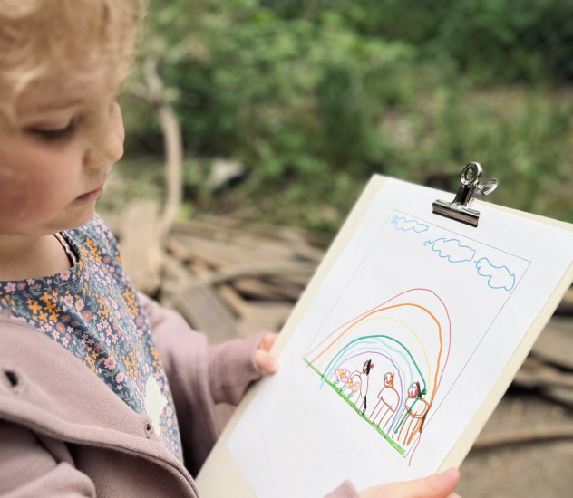 Angeleitet von drei Künstlern gestalteten Kinder aus vier christlichen und zwei städtischen Kitas in der Dresdner Neustadt ihre Bilder vom Paradies. © Diakonie Dresden/Natalie Fechner