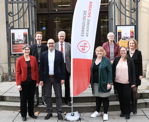 Geburtstagsfreude beim Team der Evangelischen Akademie Sachsen am Reformationstag vor dem Haus der Kirche in Dresden. © Steffen Giersch