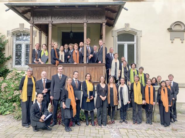 Sängerinnen und Sänger des Kammerchors Pesterwitz mit ihrer Leiterin Anne Horenburg (erste Reihe 8. v. l.). © Sebastian Dänel/Kammerchor Pesterwitz