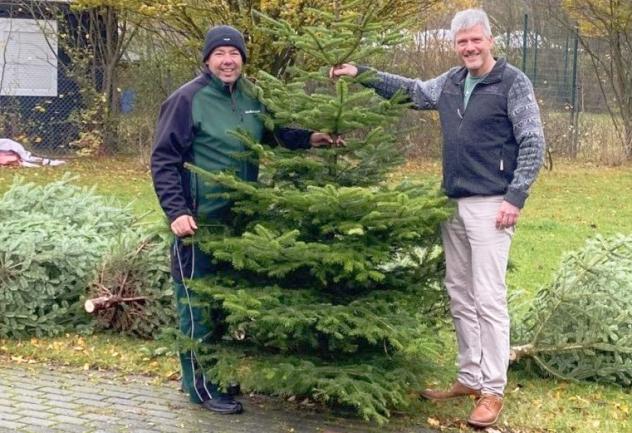 Lars Bornemann (l.) hat 17 Bäume zu Pfarrer Hartmut Stief gebracht. © Bornemann