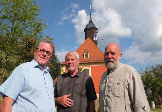 Die Drei von der Weinbergkirche Pillnitz: Vorstandsmitglieder Matthias Lugenheim und Christian Decker sowie Jochen Flade (v. l.) von der Interessengemeinschaft. © Tomas Gärtner