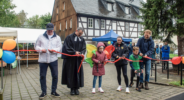 Am 14. September wurde der Kulturpfad Höhenweg in Chemnitz-Adelsberg mit Pfarrer Daniel Förster (Mitte) feierlich eröffnet. Der Weg verbindet die Stadtteile Adelsberg, Reichenhain, Erfenschlag und Harthau. © Sven Gleisberg 