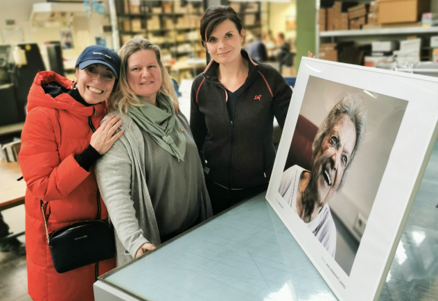 Filmemacherin Corina Ries (links) mit Jana Gräfe und Susanne Otto von der AWO Werkstatt Leipzig, die die Drucke undspezielle Module für die Ausstellung anfertigten. © privat