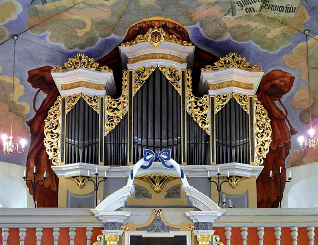 Silbermann-Orgel in der Evangelischen Dorfkirche Helbigsdorf, erschaffen in den Jahren 1726–1728 . Sie zählt zu den kleinsten zweimanualigen Orgeln Silbermanns, besitzt 17 Register und 1008 Pfeifen. © Jörg Blobelt, CC BY-SA 4.0, https://commons.wikimedia.org/w/index.php?curid=70827246