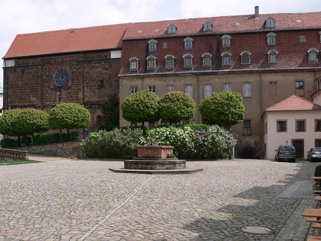 Basilika (links) und neues Schloss (rechts) Wechselburg