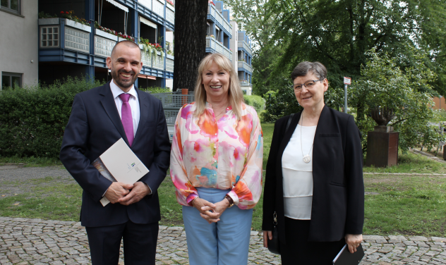 Verwaltungsdirektor Dr. Ralf Schönherr (Vorstand Diakonissenanstalt Dresden) mit Frau Staatsministerin Petra Köpping und Oberin Schwester Esther Selle (Vorstand Diakonissenanstalt Dresden)