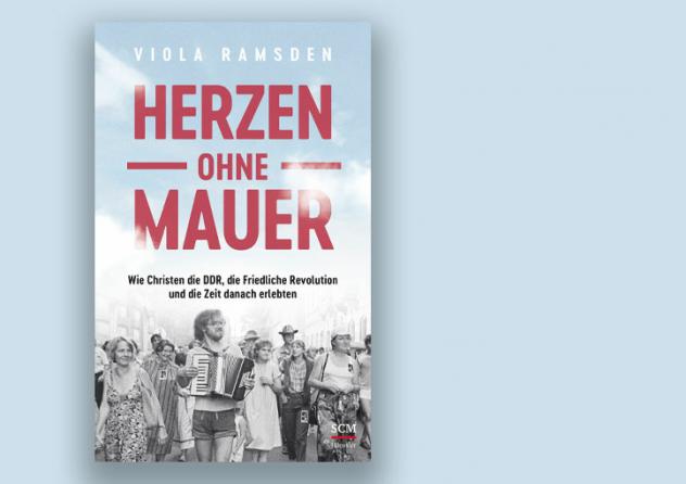 Viola Ramsden: Herzen ohne Mauer. Wie Christen die DDR, die Friedliche Revolution und die Zeit danach erlebten. Hänssler Verlag, 23 Euro.