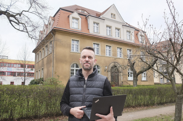 Thomas Anders steht vor dem alten Pfarrhaus an der Versöhnungskirche in Dresden-Striesen. Im Erdgeschoss bietet er einen Coworking-Space an: mietbare Räume zum Arbeiten. © Tomas Gärtner