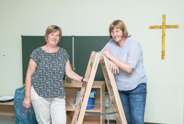 Schulleiterin Annett Franzke und Erzieherin Anke Kevekordes (v. l.) unterrichten trotz Umbau – für die 176 Schüler, zwölf Lehrer und zehn Erzieher der Trinitatisschule gehört das DDR-Flair bald der Vergangenheit an. © Thomas Barth