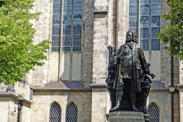 Statue von Johann Sebastian Bach an der Leipziger Thomaskirche