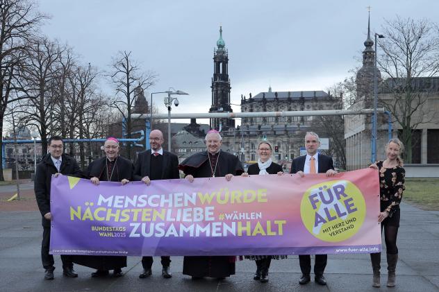 (v. l. n. r.): Dr. Samuel-Kim Schwope (Persönlicher Referent des Bischofs im Bistum Dresden-Meißen), Bischof Wolfgang Ipolt (Bistum Görlitz), Landesbischof Tobias Bilz (Ev.-Luth. Landeskirche Sachsens), Bischof Heinrich Timmerevers (Bistum Dresden-Meißen), Ordinariatsrätin Dr. Daniela Pscheida-Überreiter (Leiterin des Katholischen Büros Sachsen), Oberkirchenrat Christoph Seele (Evangelisches Büro Sachsen), Tabea Köbsch (Leiterin Stabsstelle Kommunikation der EVLKS)