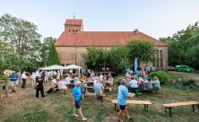 Gemeinsam die Schöpfung würdigen: Begegnungen beim Tag der Schöpfung im Pfarrgarten der Ökokirche Deutzen. © Uwe Winkler