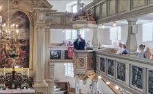 Landesbischof Tobias Bilz besuchte am Sonntag die Kirche Großschönau in der Oberlausitz – dort gab es ein Gemeindefest und ein ephorales Chortreffen. Der letzte Besuch eines amtierenden Bischofs war 1957! © Andreas Herrmann