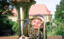 Die Tuba ist das Instrument des Jahres 2024. Der 11-jährige Franz-Josef aus Kitzscher spielt es seit der vierten Klasse und war damit auch jüngst beim Posaunentag in Hamburg. In seiner Familie bläst jeder ein Instrument. © Uwe Winkler