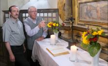 Martin Kühne (links) und dessen Vater, Pfarrer Hans-Jochen Kühne, am Altar der Kamenzer Katechismuskirche. © Tomas Gärtner