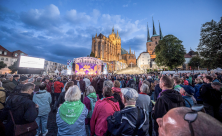 Abendsegen am Mittwoch auf dem Domplatz in Erfurt: Beim Katholikentag gab es nicht nur harte Debatten über heiße Themen, sondern auch zahlreiche Gelegenheiten für Gebete und Gemeinschaft. © Kremer/Katholikentag